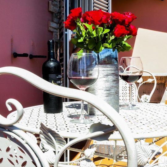https://www.villaerasi.com/wp-content/uploads/2020/03/Villa-Erasi_esterno-balcone-purple-min-540x540.jpg