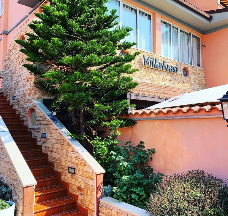 https://www.villaerasi.com/wp-content/uploads/2020/03/villa-erasi-foto-booking-esterno-768x730.jpg